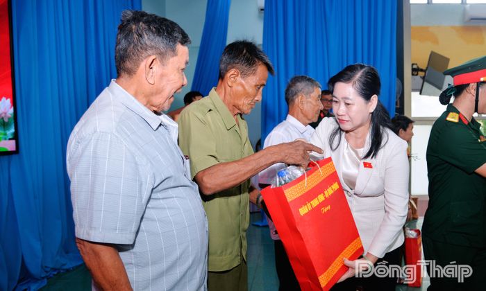 Đồng chí Châu Thị Mỹ Phương trao quà cho các gia đình chính sách, gia đình có hoàn cảnh khó khăn.