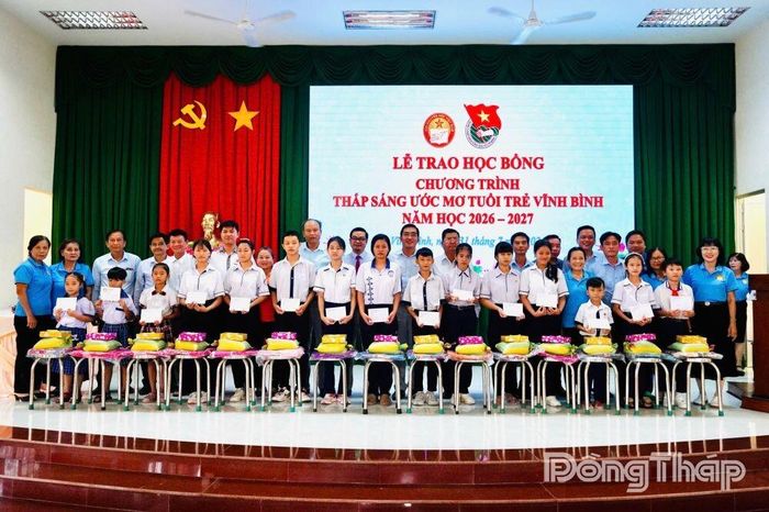 Trao quà cho học sinh có hoàn cảnh khó khăn trên địa bàn xã Vĩnh Bình.