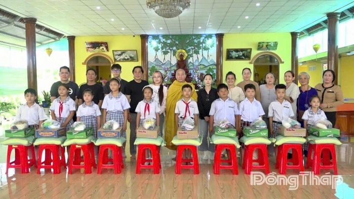 Trao quà cho học sinh có hoàn cảnh khó khăn trên địa bàn xã Vĩnh Bình.