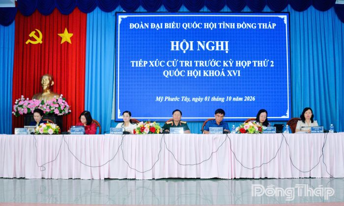 Các Đại biểu Quốc hội tỉnh Đồng Tháp tiếp xúc cử tri tại điểm tiếp xúc phường Mỹ Phước Tây.