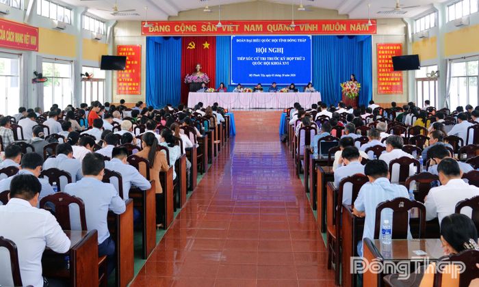 Quang cảnh buổi tiếp xúc cử tri tại phường Mỹ Phước Tây.