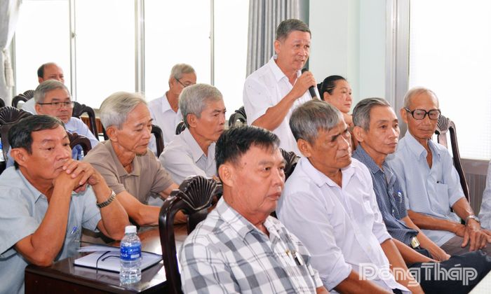 Cử tri phường Mỹ Phước Tây phát biểu ý kiến tại buổi tiếp xúc.