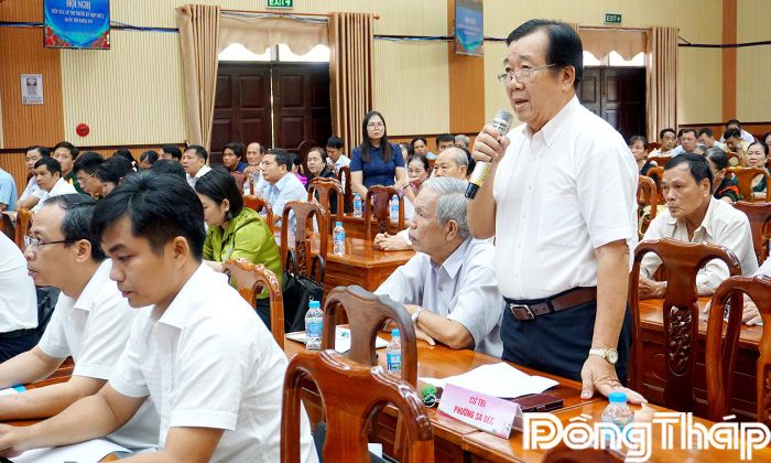 Cử tri phường Sa Đéc phát biểu ý kiến tại buổi tiếp xúc.