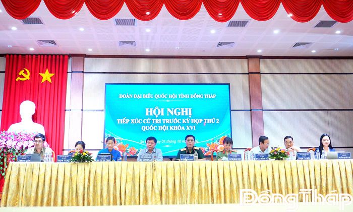 Các Đại biểu Quốc hội tỉnh Đồng Tháp tiếp xúc cử tri tại điểm tiếp xúc phường Sa Đéc.