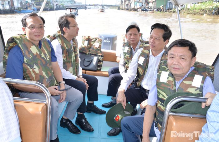 Đồng chí Phan Văn Thắng và đồng chí Nguyễn Thành Diệu khảo sát Dự án Đường giao thông hai bên bờ sông Bảo Định.
