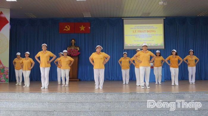 Câu lạc bộ thể dục dưỡng sinh xã Chợ Gạo biểu diễn tại Lễ phát động Tháng hành động vì người cao tuổi.