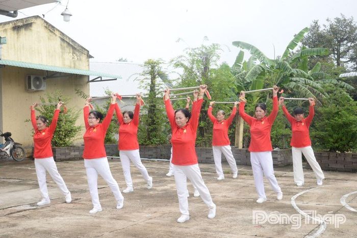 Câu lạc bộ dưỡng sinh của phường Nhị Quý hiện có 3 nhóm với hơn 150 thành viên thường xuyên tập luyện.