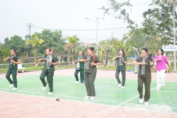 Tùy điều kiện và sở thích, các câu lạc bộ tổ chức nhiều bài tập tay không, dưỡng sinh kinh lạc hoặc kết hợp với dụng cụ như: Quạt, gậy, kiếm… trên nền nhạc.