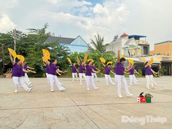 Câu lạc bộ dân vũ thể thao phường Thới Sơn hiện phát triển gần 30 thành viên, trong đó có nhiều người từ 50 đến trên 70 tuổi.