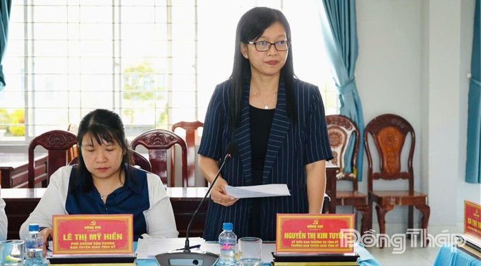 Đồng chí Nguyễn Thị Kim Tuyến, Ủy viên Ban Thường vụ Tỉnh ủy, Trưởng Ban Tuyên giáo Tỉnh ủy phát biểu tại hội nghị.