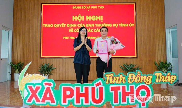 Đồng chí Nguyễn Thị Kim Tuyến, Ủy viên Ban Thường vụ, Trưởng Ban Tuyên giáo Tỉnh ủy trao Quyết định của Ban Thường vụ Tỉnh ủy về công tác cán bộ cho đồng chí Trần Trọng Hữu giữ chức Chủ nhiệm Ủy ban Kiểm tra Đảng ủy xã Phú Thọ, nhiệm kỳ 2025 - 2030.