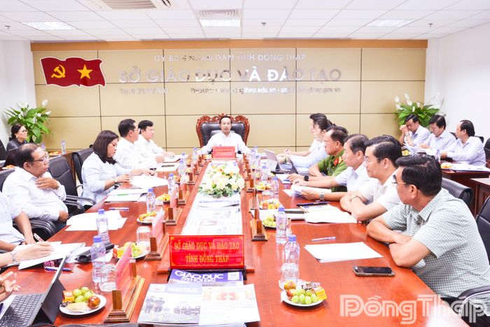 Quang cảnh buổi làm việc.