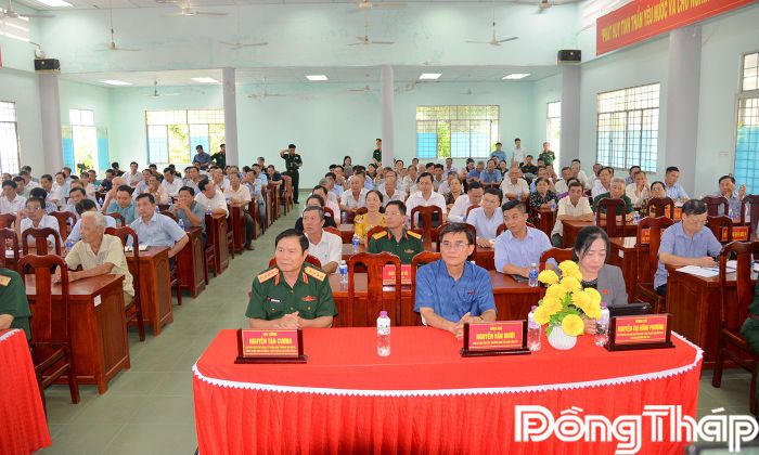 Quang cảnh buổi tiếp xúc cử tri xã Tân Phú.