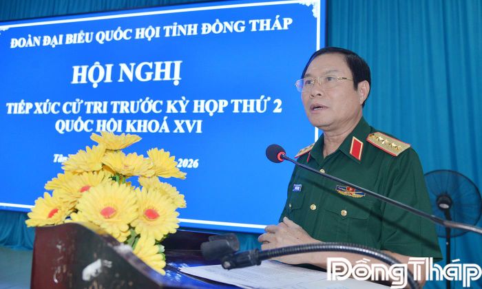 Đại tướng Nguyễn Tân Cương phát biểu tại buổi tiếp xúc cử tri.