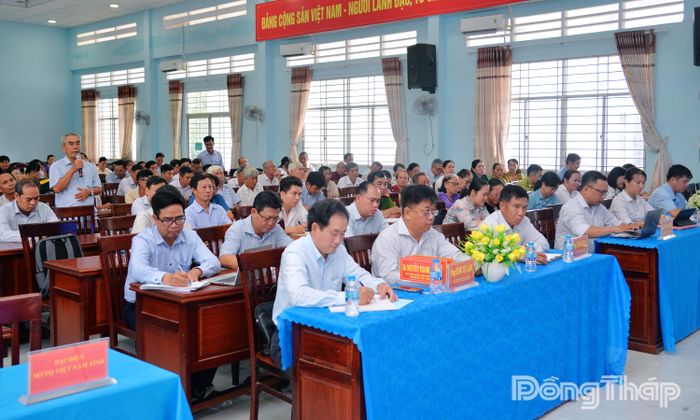 Quang cảnh buổi tiếp xúc cử tri xã Long Tiên.