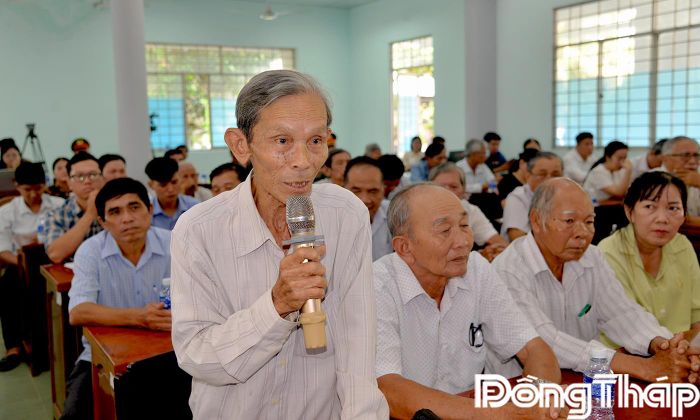 Cử tri xã Tân Phú nêu ý kiến tại buổi tiếp xúc.