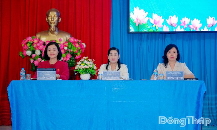 Đại biểu lắng nghe ý kiến cử tri.