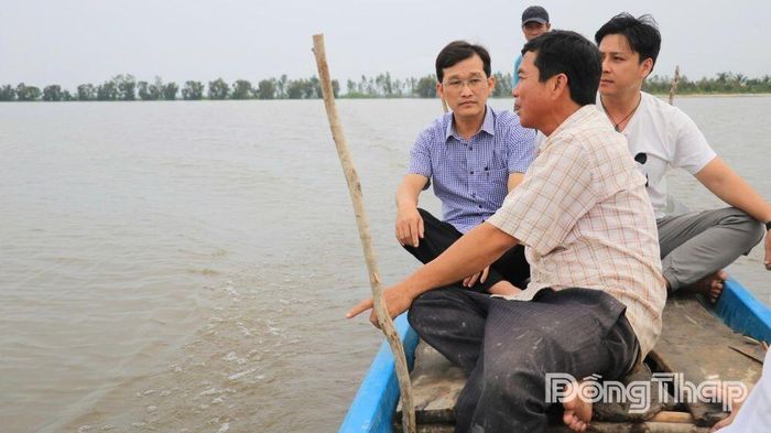 Lãnh đạo UBND xã Tràm cùng đại diện WWF-Việt Nam, các hộ dân tham gia kiểm tra mô hình.