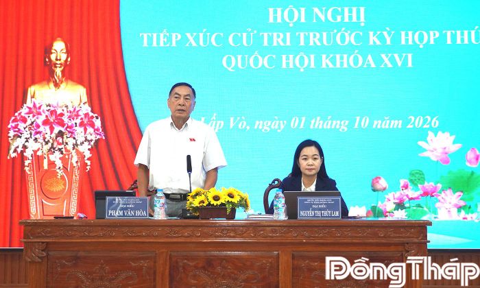 Đại biểu Phạm Văn Hòa, Ủy viên Ủy ban Pháp luật và Tư pháp Quốc hội, Phó Chủ tịch Hội Luật gia tỉnh Đồng Tháp phát biểu tại buổi tiếp xúc cử tri. 