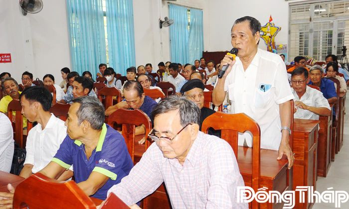 Cử tri phát biểu ý kiến.