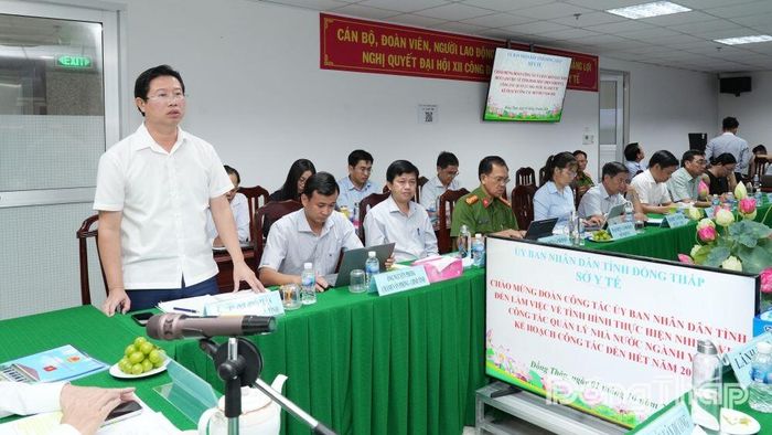Phó Chủ tịch UBND tỉnh Huỳnh Minh Tuấn phát biểu tại buổi làm việc với Sở Y tế.>:o:-((:-h