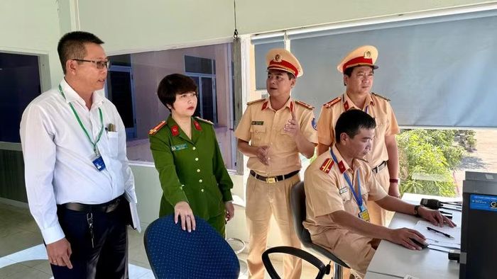 Thượng tá Ksor H’Bơ Khắp - Phó Giám đốc Công an tỉnh (thứ 2 từ trái sang) kiểm tra công tác sát hạch tại Trung tâm Giáo dục nghề nghiệp miền Trung. Ảnh: Hoàng Vũ