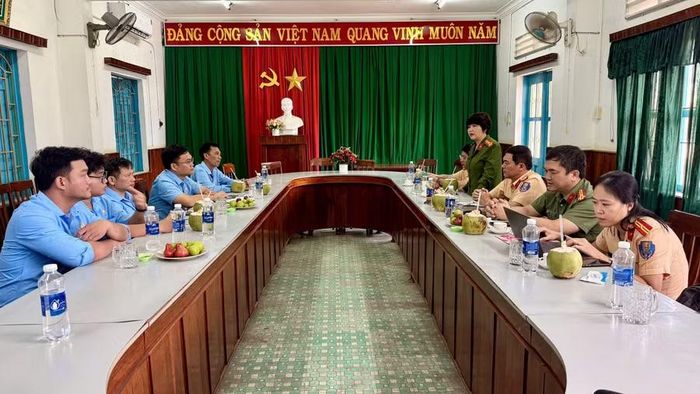 Thượng tá Ksor H’Bơ Khắp - Phó Giám đốc Công an tỉnh làm việc với Trung tâm Đào tạo và sát hạch lái xe thuộc Trường Cao đẳng Cơ điện - Xây dựng và Nông lâm Trung bộ. Ảnh: Hoàng Vũ