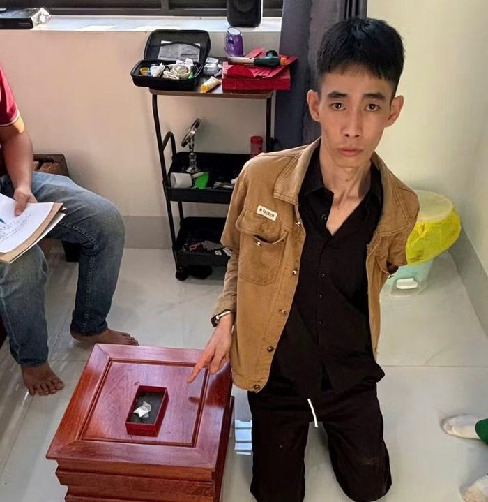 Đối tượng Nguyên cùng số ma túy cất giấu tại nhà. Ảnh: Quang Hưng