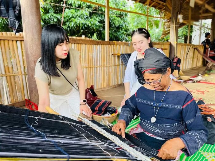 Nghệ nhân Đinh Thị Ponh giới thiệu với du khách những hoa văn trên thổ cẩm, gắn với nương rẫy, núi rừng và đời sống của người Bahnar Kon K’Đĕh. Ảnh: D.Đ