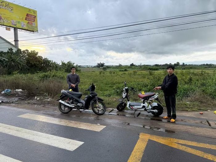  Đối tượng Nguyễn Anh Khoa (trái) đã bán ma túy cho đối tượng trộm cắp xe đạp điện ở Mang Yang. Ảnh: Vũ Hải 
