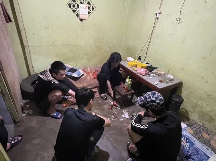  Công an phường Pleiku phát hiện 1 nhóm tụ tập sử dụng trái phép ma túy đá ở nhà riêng. Ảnh: Vũ Hải 