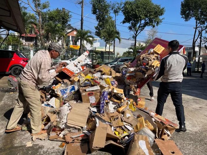 Nhóm hàng thiết bị điện, điện tử được tiêu hủy bằng biện pháp cơ học như đập, cắt, phá hủy làm biến dạng hoàn toàn. Ảnh: Vũ Thảo
