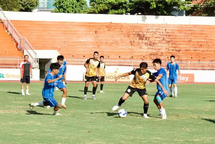  Bình Định FC (áo xanh) và Quy Nhơn United giao hữu, tạo cơ hội để đội bóng rà soát lực lượng, tích lũy kinh nghiệm trước mùa giải. Ảnh: H.V 