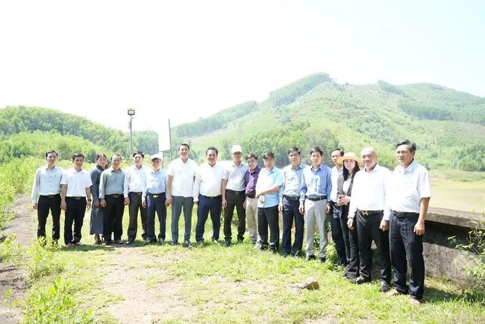 Lãnh đạo phường Hoài Nhơn và Viện Khoa học kỹ thuật nông nghiệp Duyên hải Nam Trung Bộ khảo sát thực tế tại khu vực hồ Ông Trĩ, tổ dân phố Ngọc Sơn. Ảnh: ĐVCC