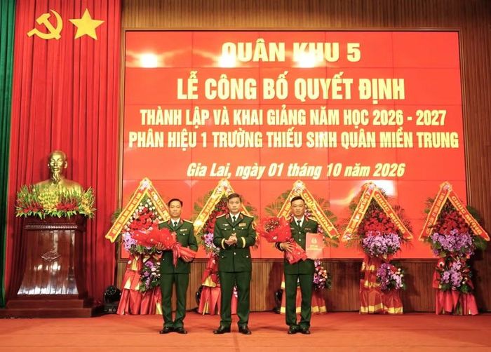 Trung tướng Lê Ngọc Hải - Ủy viên Ban Chấp hành Trung ương Đảng, Ủy viên Quân ủy Trung ương, Phó Bí thư Đảng ủy, Tư lệnh Quân khu 5 trao Quyết định thành lập Phân hiệu 1 Trường Thiếu sinh quân miền Trung cho Ban Chỉ huy Phân hiệu 1. Ảnh: Huy Bắc