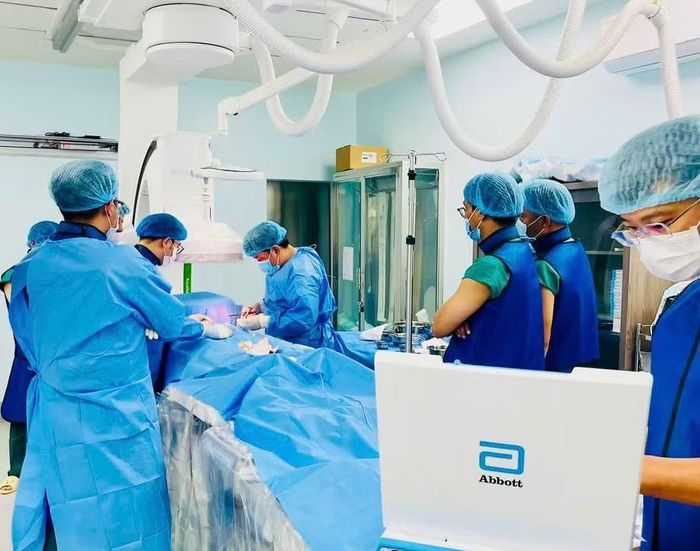 Với sự phối hợp của Bệnh viện Tim Hà Nội, Bệnh viện Đa khoa Gia Lai triển khai kỹ thuật cấy máy tạo nhịp tim dưới hướng dẫn DSA. Ảnh: ĐVCC