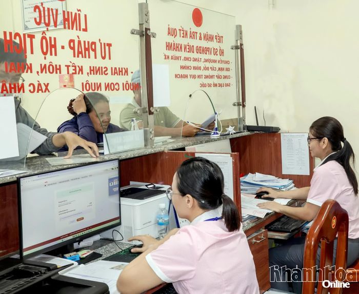 Cán bộ Trung tâm Phục vụ hành chính công xã Diên Điền hỗ trợ người dân nộp hồ sơ trực tuyến.