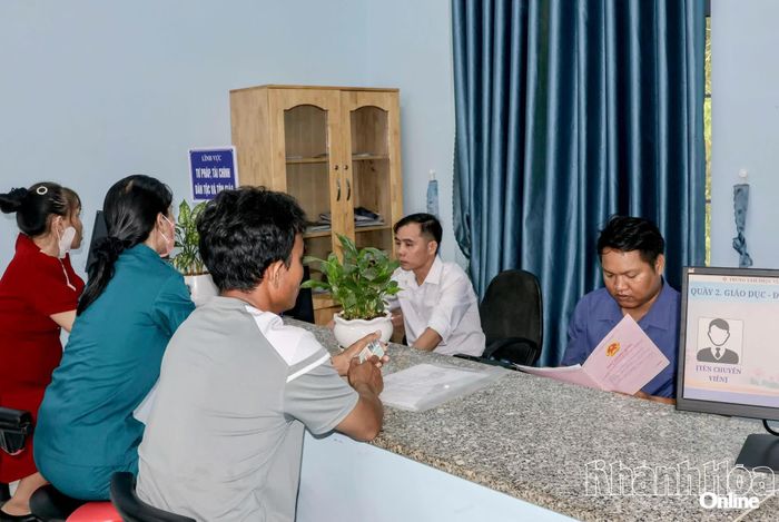 Cán bộ Trung tâm Phục vụ hành chính công xã Tây Khánh Vĩnh hỗ trợ người dân nộp hồ sơ trực tuyến về thủ tục đất đai.