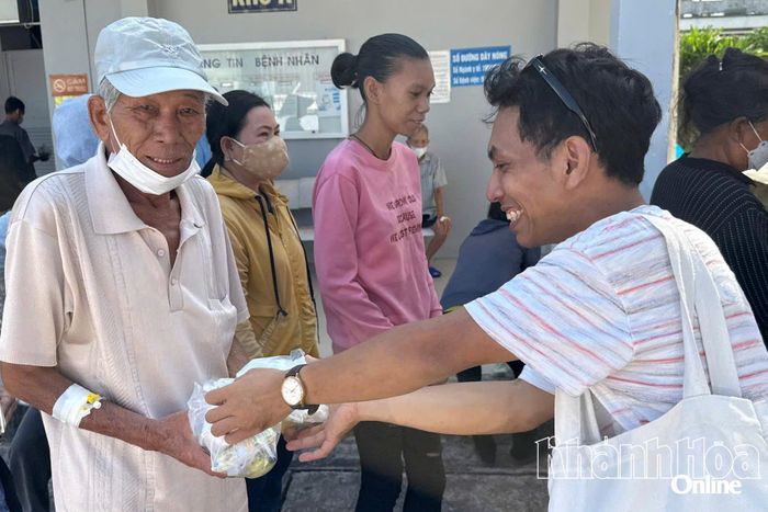Những phần quà nghĩa tình được các thành viên nhóm thiện nguyện Chia sẻ yêu thương trao tận tay các bệnh nhân. 