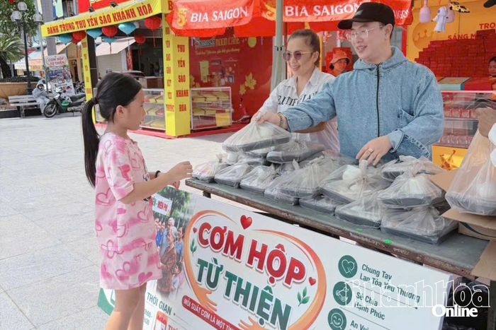 Những suất cơm nghĩa tình được trao đi. 
