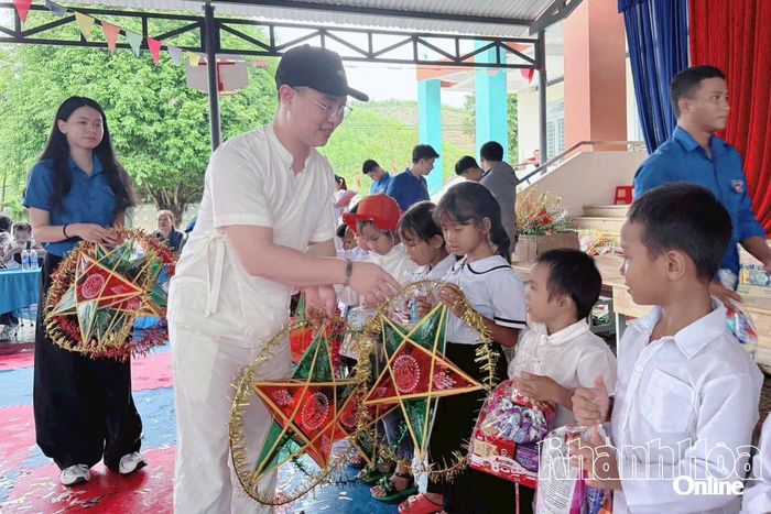 Anh Nguyễn Văn Sỹ trao quà Trung thu cho thiếu nhi.
