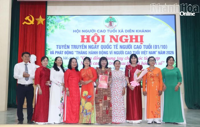 Lãnh đạo xã Diên Khánh trao quyết định, tặng hoa chúc mừng Câu lạc bộ Văn nghệ.