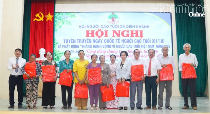 Lãnh đạo Hội Người cao tuổi tỉnh và xã Diên Khánh tặng quà mừng thọ người cao tuổi.