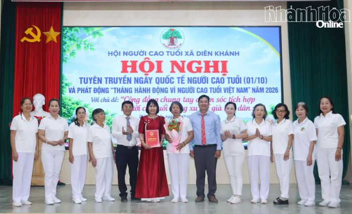 Lãnh đạo xã và Hội Người cao tuổi xã trao quyết định, tặng hoa chúc mừng Câu lạc bộ Dưỡng sinh.