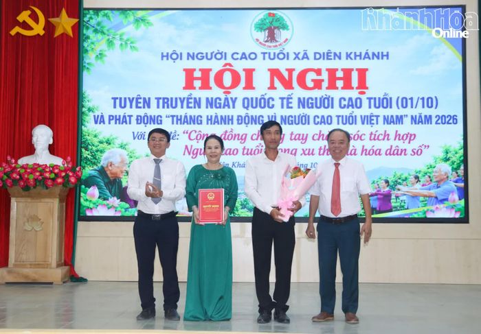 Lãnh đạo Hội Người cao tuổi tỉnh và xã Diên Khánh trao quyết định, tặng hoa chúc mừng Câu lạc bộ Liên thế hệ tự giúp nhau thôn Phú Ân Nam 3.