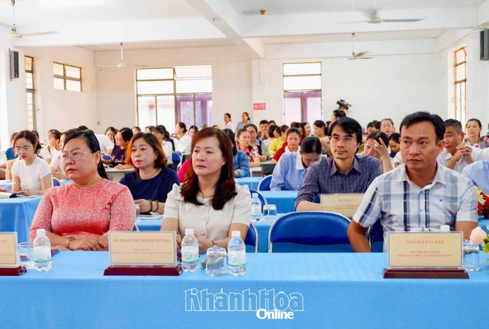 Các đại biểu tham dự lễ khai mạc.