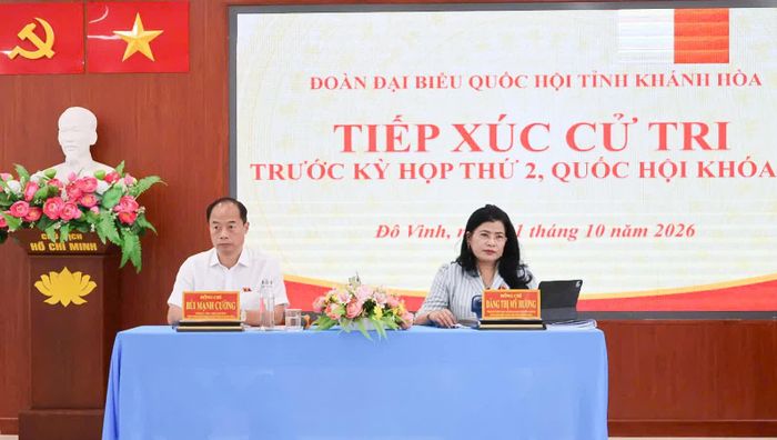 Đại biểu Quốc hội tỉnh Khánh Hòa tại buổi tiếp xúc cử tri phường Đô Vinh.