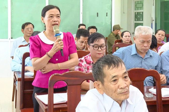 Cử tri phường Đô Vinh nêu kiến nghị tại buổi tiếp xúc.