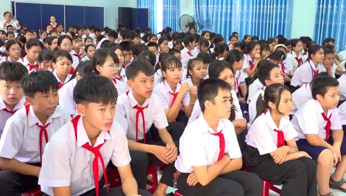 Các em học sinh tham gia buổi lễ phát động. Ảnh: PHÙNG QUỲNH.