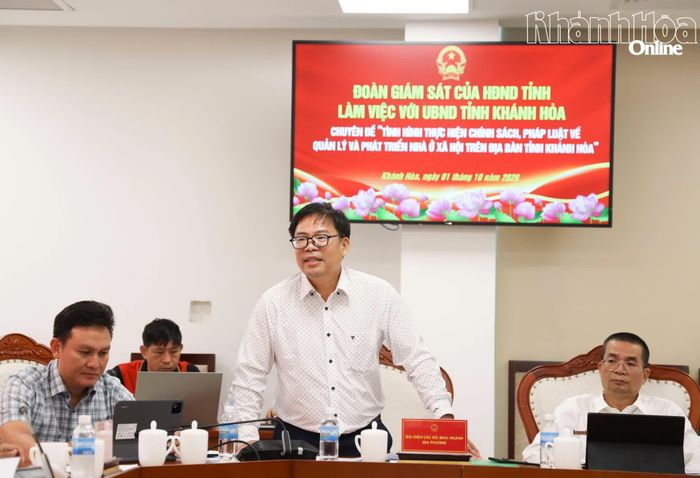 Lãnh đạo Sở Xây dựng báo cáo tại buổi làm việc.